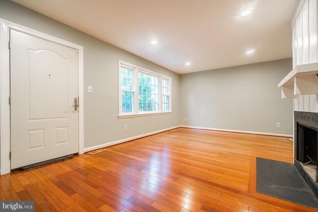 Building Photo - 2426 Falls Pl Ct