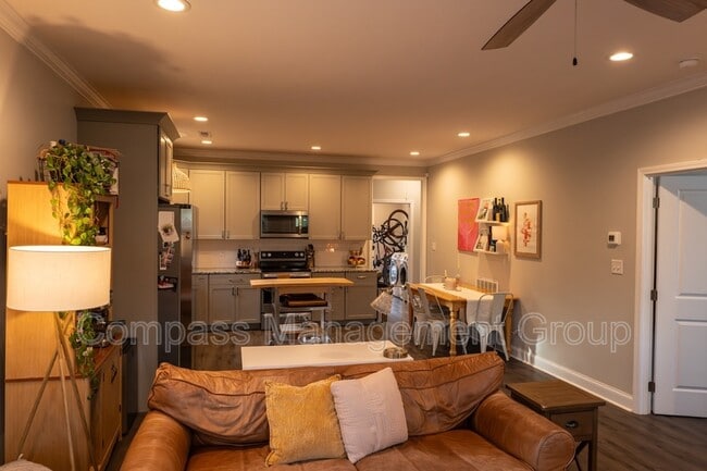 Building Photo - 933 E Churchwell Ave