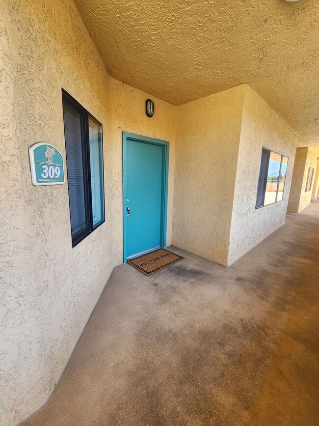 Building Photo - Comfortable One Bed, One Bath Apartment- W...