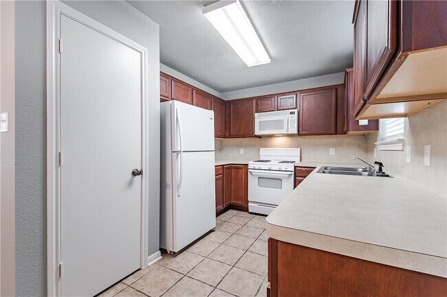 Building Photo - 504 Nelson Ln