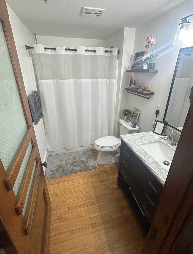 Building Photo - 2 bed/ 1 bath corner condo