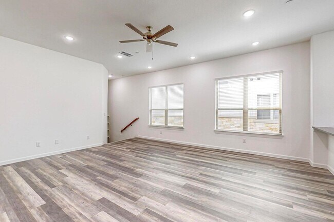 Building Photo - 4 Bed 3 Bath Luxurious Townhome in Frisco!