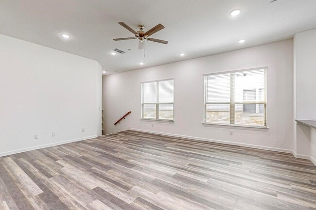 Building Photo - 4 Bed 3 Bath Luxurious Townhome in Frisco!