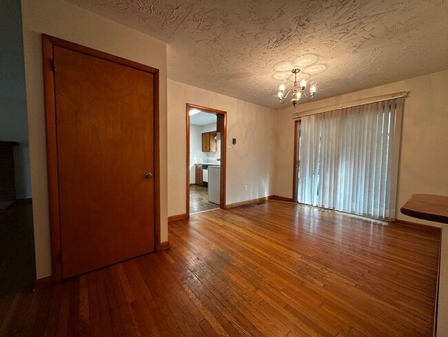 Building Photo - Spacious 3 bedroom/ 2.5 bath home near Exi...