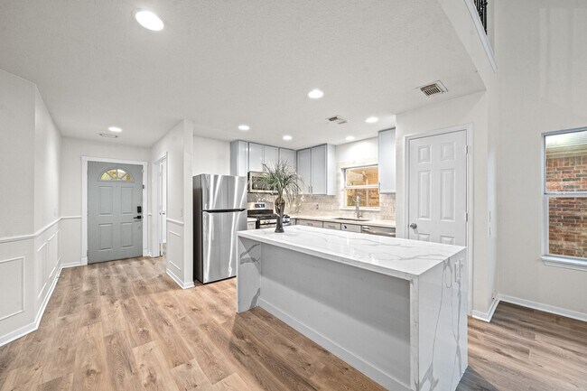 Building Photo - 16530 Bristle Creek Dr