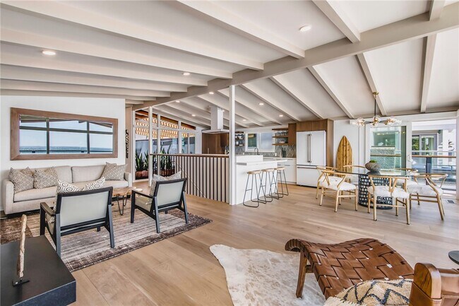 Building Photo - 816 The Strand