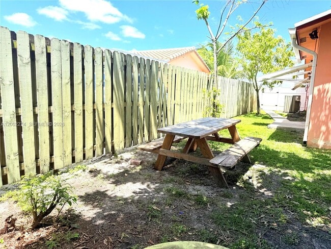 Building Photo - 10620 Sunset Strip