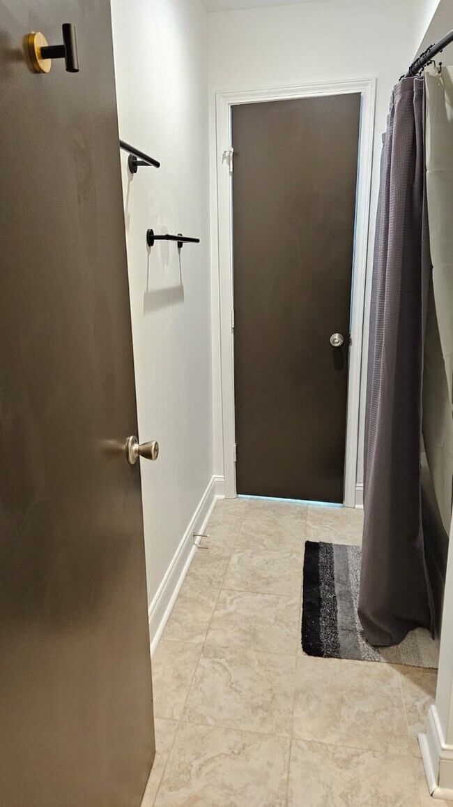 Building Photo - 3107 Colonial Way