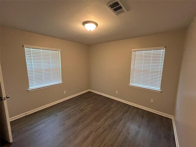 Building Photo - 408 Bluebell St