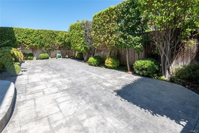 Building Photo - Executive Town Home in Central Torrance