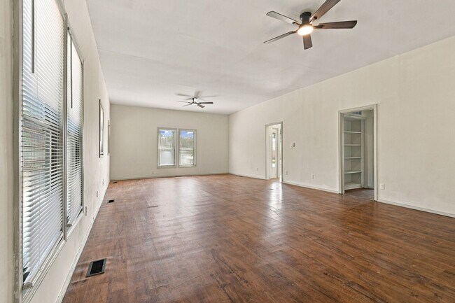 Building Photo - 403 E 6th St
