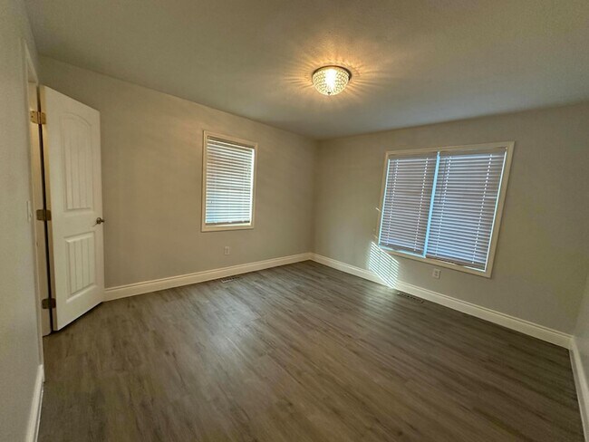 Building Photo - 8890 W Farm Rd 104