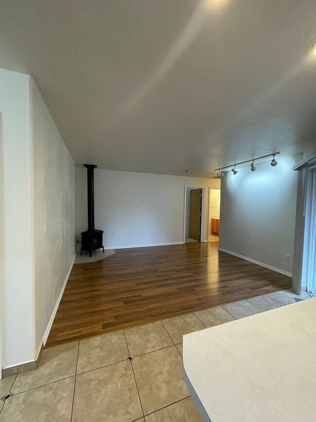 Building Photo - East Medford 3 Bedroom 2 Bathroom w/Large 2 car garage - Single Level