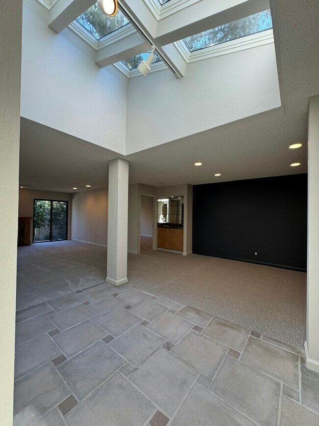 Building Photo - 2439 Sharon Oaks Dr