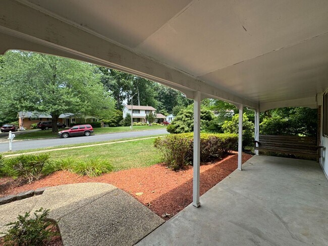 Building Photo - Spacious 4 Bed 3 Bath Home With Fully Fenc...