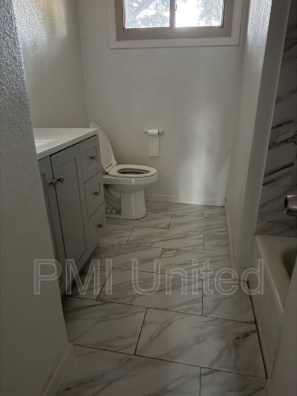 Building Photo - 224 E Oak Dr