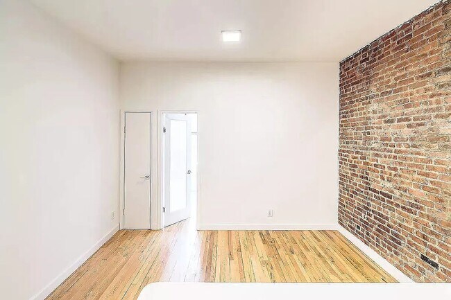 Primary Photo - 249 E 10th St