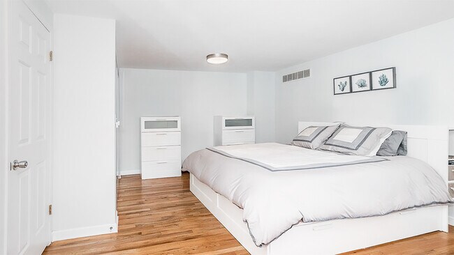 Building Photo - 531 Longshore Dr