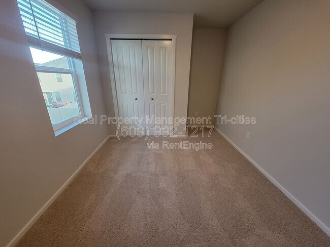 Building Photo - 611 S Zeelar St