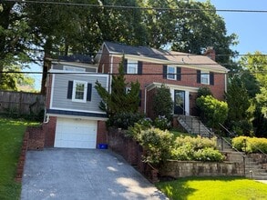 Building Photo - Stunning Home, Great Location, and More!