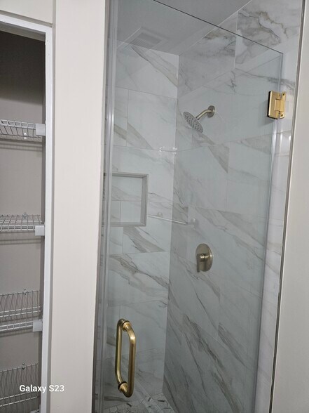 bathroom in the 2nd bedroom - 2220 E Victory Dr