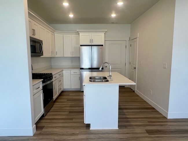 Building Photo - LOVELY TOWNHOME IN SALEM