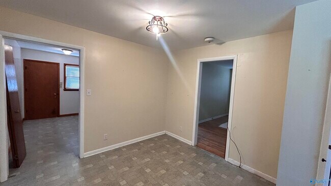 Building Photo - 2106 Giles Dr NE