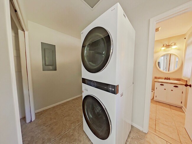 Building Photo - 3 Bedroom 2 Bath in National Hills