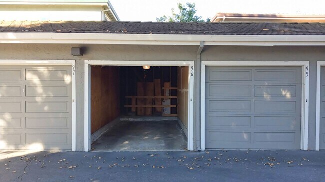 Building Photo - Refurbished Condo on 1st Floor With Laundry, Patio, Garage; Next to Pool!