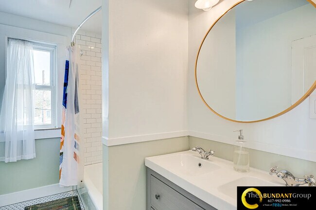 Building Photo - 44 Cottage St