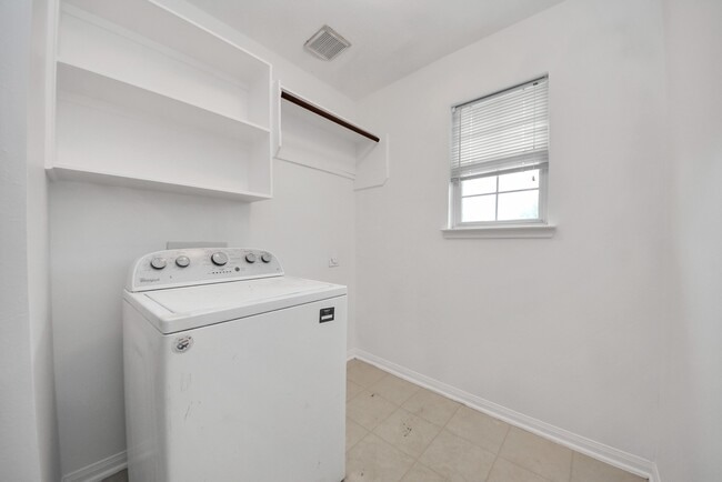 Building Photo - 7238 Foxshadows Ln