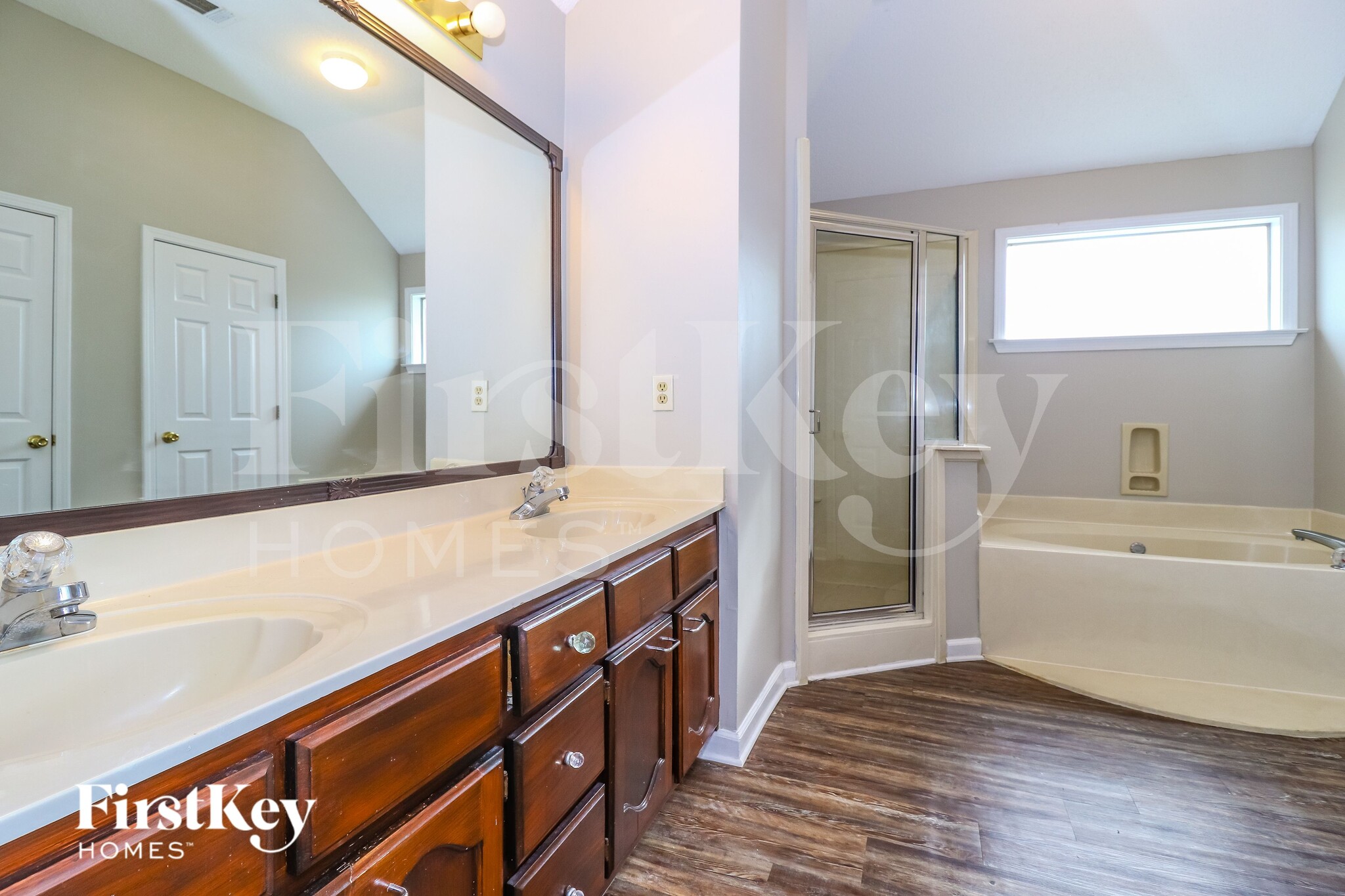 Building Photo - 9689 Kingsridge Dr