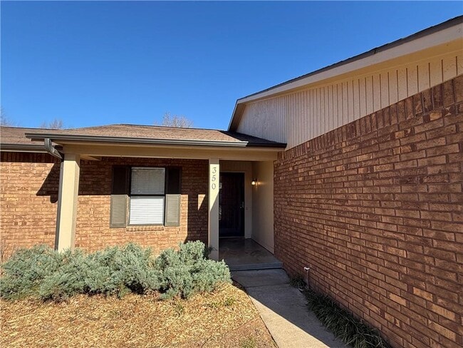 Building Photo - 350 E Margaret Pl