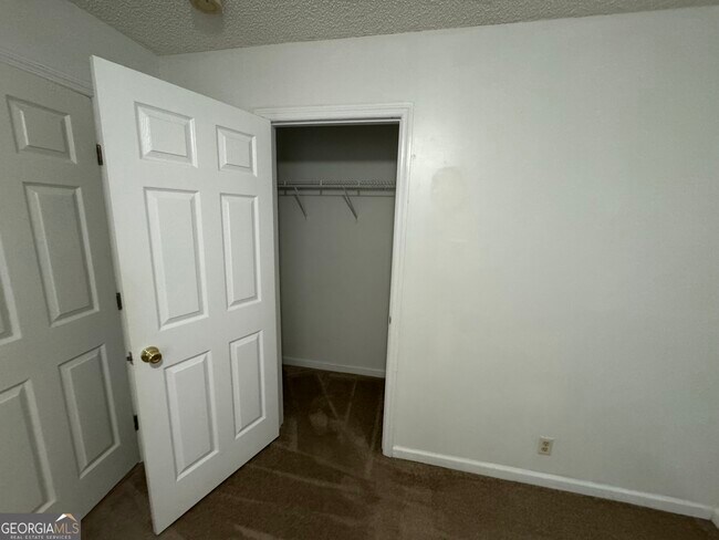 Building Photo - 205 Silver Fox Dr