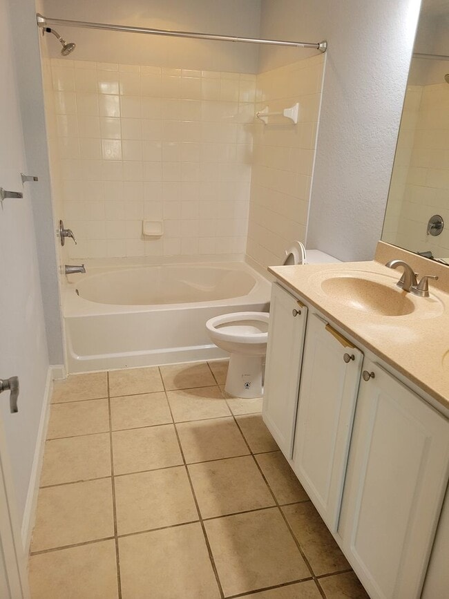 Building Photo - 3 Bedroom Beautiful Condo in Mirabella Com...
