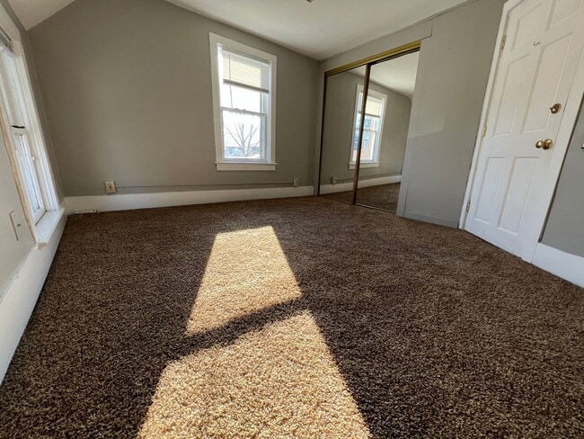 Building Photo - 812 7th Ave S