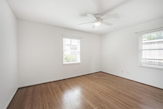 Building Photo - 10915 Cedarhurst Dr