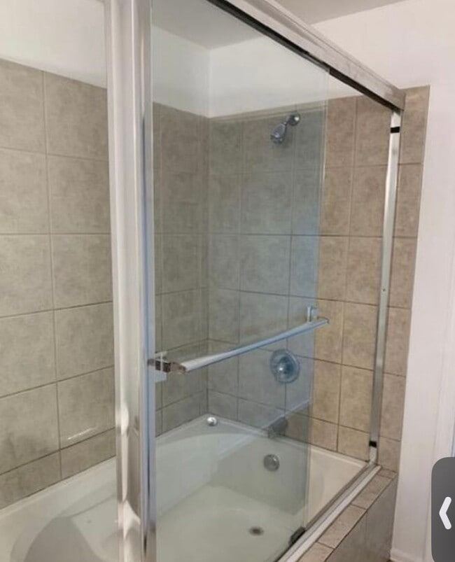 Building Photo - ALL PROSPECTIVE TENANTS MUST SUBMIT A $58 ...