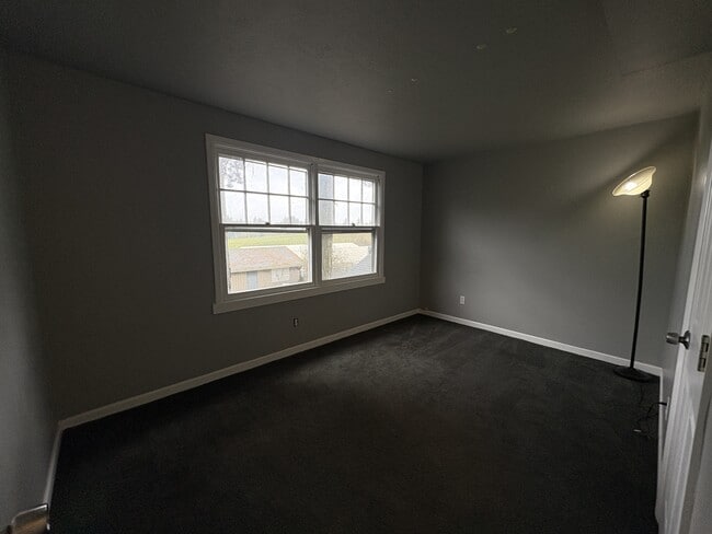 Building Photo - 16093 SW Roy Rogers Rd