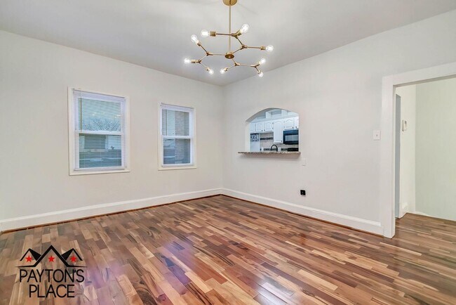 Building Photo - Spacious Apartment with Outdoor space