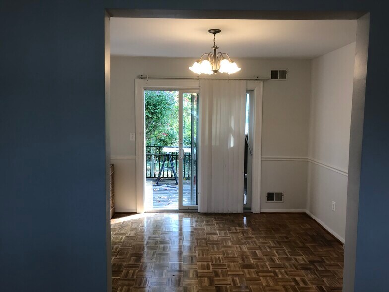 Dining Room - 1001 Jackson Blvd