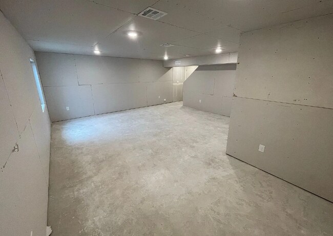 Building Photo - Spacious 3 Bedroom 2.5 Bathroom End Unit in Cedar City!