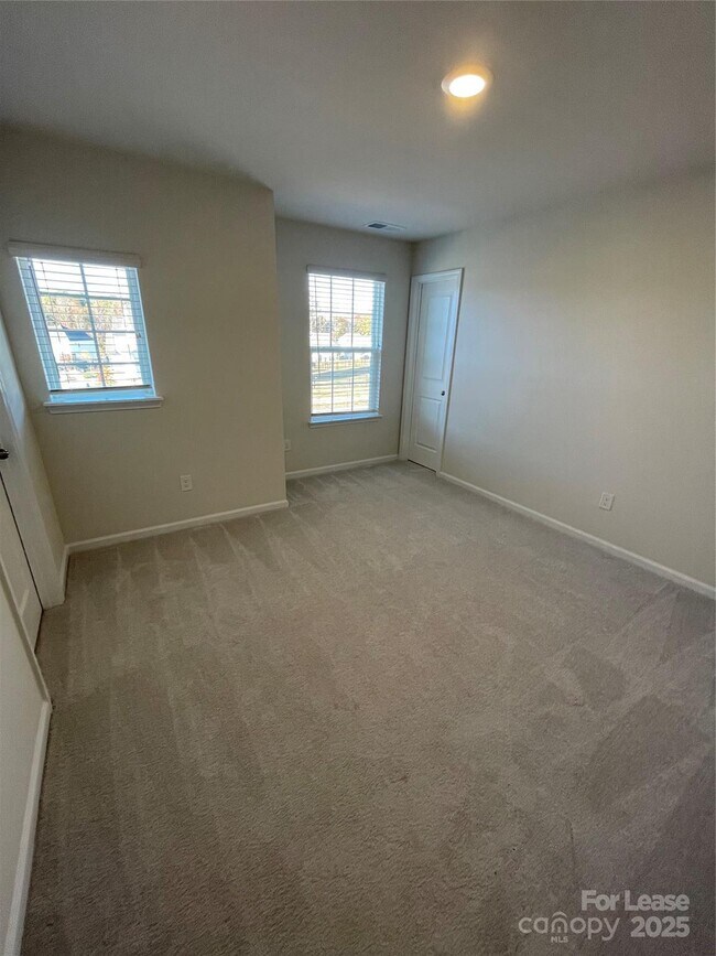 Building Photo - 398 Kennerly Center Dr