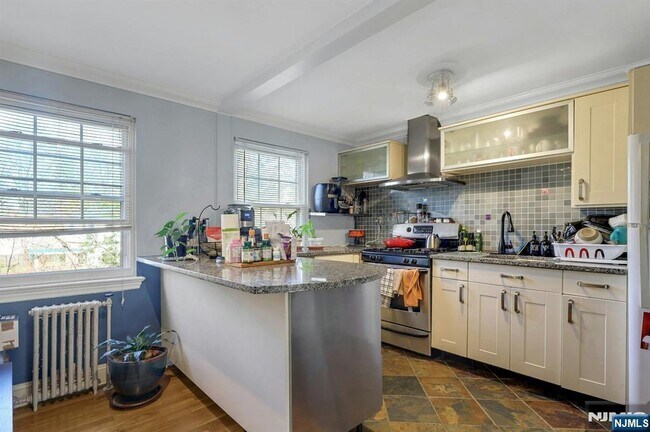 Building Photo - 190 Knickerbocker Rd