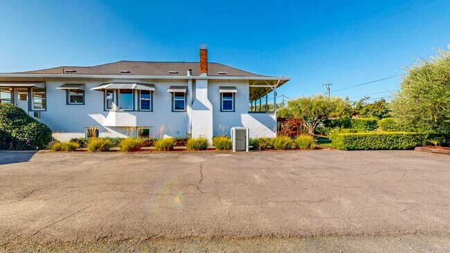 Building Photo - Charming 2 bedroom 1.5 bath plus office ho...