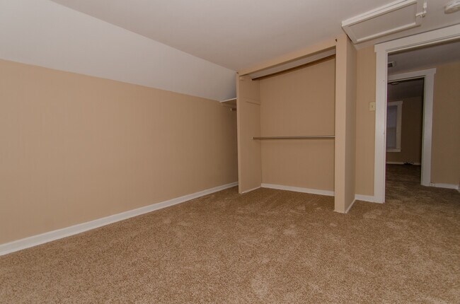 Building Photo - Spacious 3 bedroom, 1 bath Home - Available July 2026!