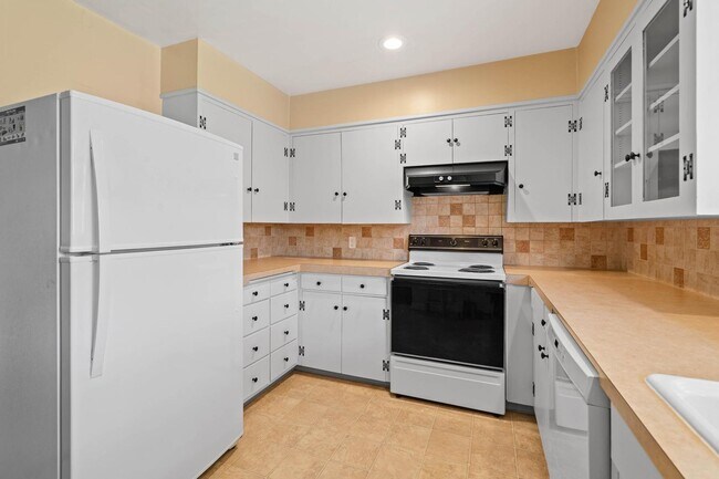Building Photo - Charming, retro 2-bdrm/2-bath ranch in tranquil setting w/ large family room
