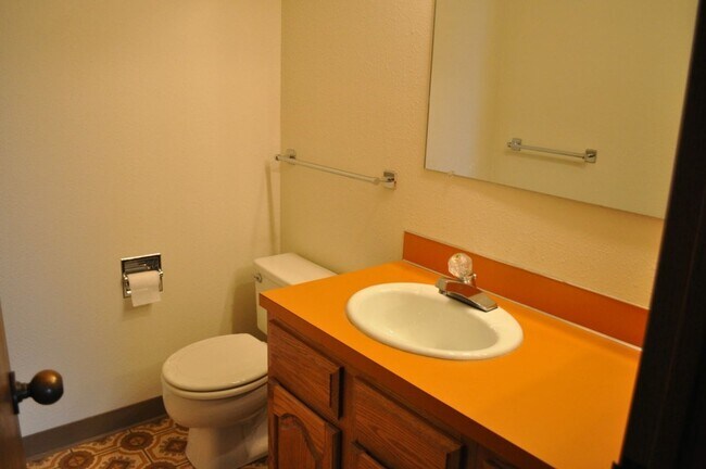 Building Photo - 1 Bed 2 Bath View Point Community TOP Floor Condo