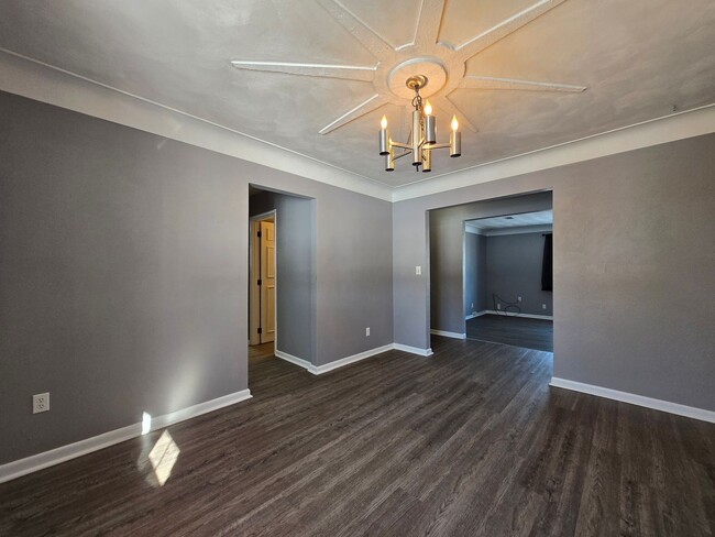 Building Photo - Spacious 5-Bedroom Family Home