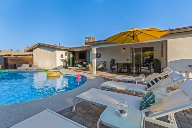 Building Photo - 5002 E Paradise Dr